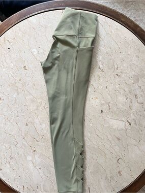 Athleta‎ Salutation Stash Pocket II Cutout 7/8 Leggings
Women’s Size Small